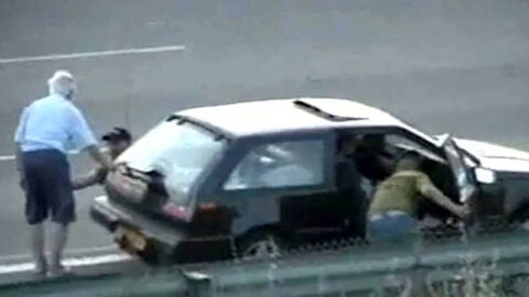 Ladrones que roban coches simulando ser buenos ciudadanos