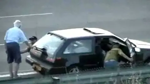 Ladrones que roban coches simulando ser buenos ciudadanos Ladrones que roban coches simulando ser buenos ciudadanos