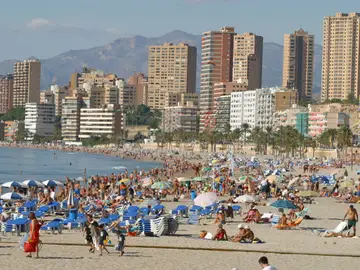 Playa de Benidorm abarrotada Playa de Benidorm abarrotada