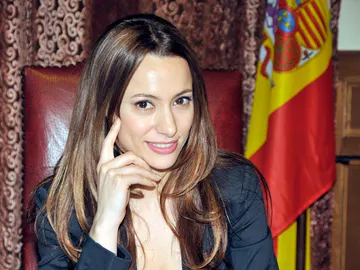 Natalia Verbeke es Adriana Pozuelo Natalia Verbeke es Adriana Pozuelo