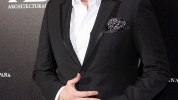 Boris Izaguirre sonriente y elegante