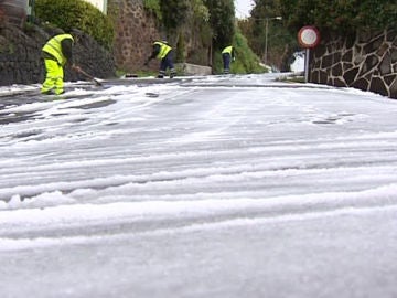 Las carreteras canarias cubiertas de nieve tras la nevada