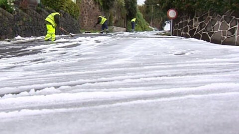 Las carreteras canarias cubiertas de nieve tras la nevada