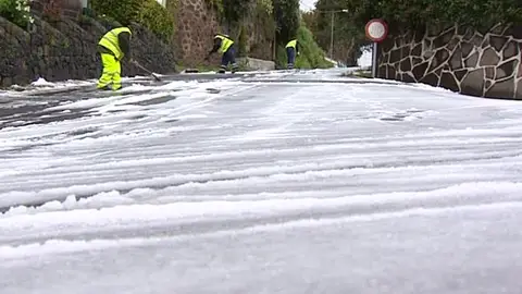 Las carreteras canarias cubiertas de nieve tras la nevada Las carreteras canarias cubiertas de nieve tras la nevada
