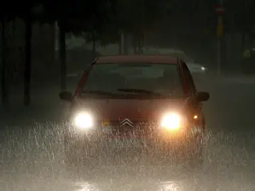 Un coche bajo la fuerte lluvia en Barcelona Un coche bajo la fuerte lluvia en Barcelona