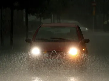 Un coche bajo la fuerte lluvia en Barcelona Un coche bajo la fuerte lluvia en Barcelona