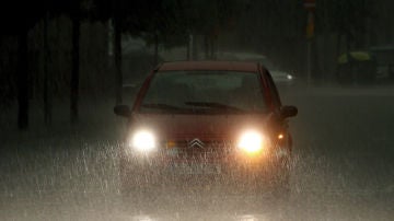 Un coche bajo la fuerte lluvia en Barcelona