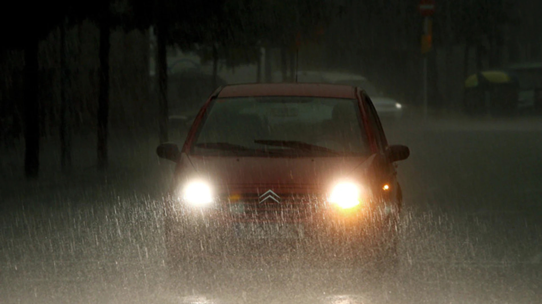 Un coche bajo la fuerte lluvia en Barcelona Un coche bajo la fuerte lluvia en Barcelona