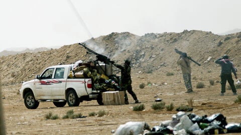Rebeldes contra la aviaci&oacute;n de Gadafi