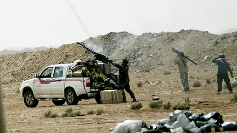 Rebeldes contra la aviación de Gadafi Rebeldes contra la aviación de Gadafi