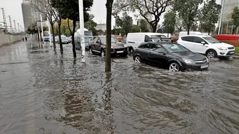 La calle Aiguader de Barcelona quedó totalmente inundada La calle Aiguader de Barcelona quedó totalmente inundada