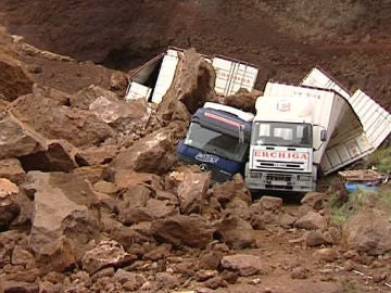 Camiones aplastados por el derrumbe de una montaña Camiones aplastados por el derrumbe de una montaña