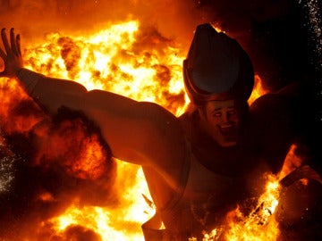 La gigantesca figura del corredor que corona la falla de la Plaza del Ayuntamiento de Valencia, envuelta en llamas 