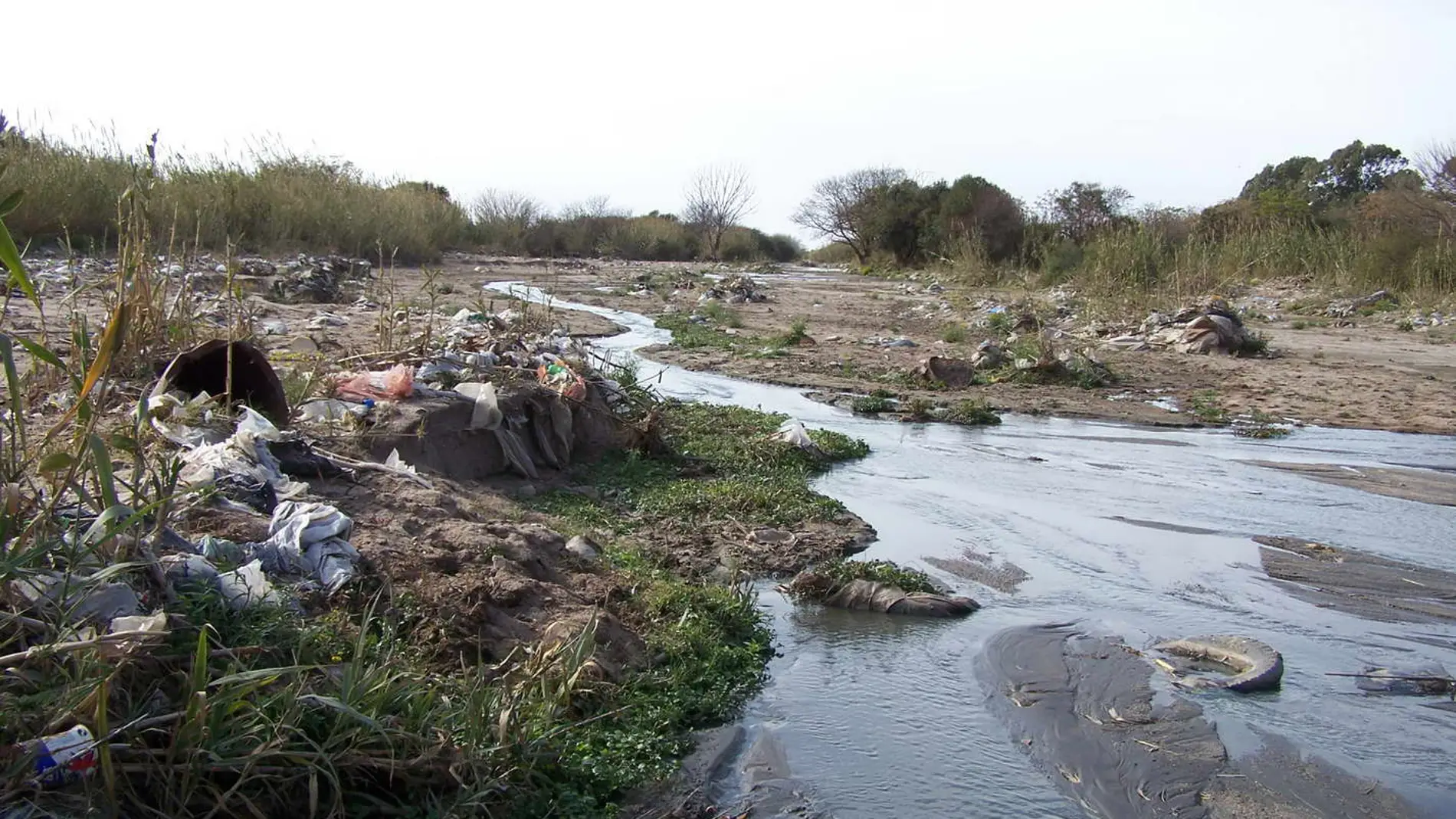 Un río contaminado Un río contaminado