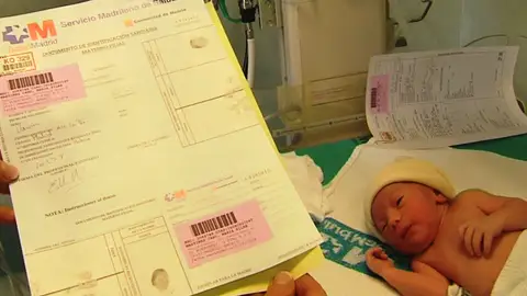 Bebe recién nacido en un hospital Bebe recién nacido en un hospital