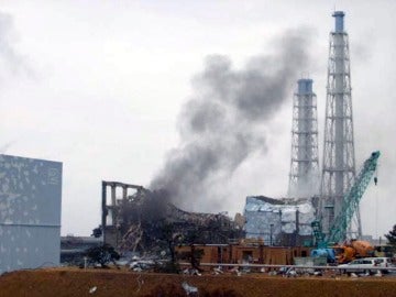 Humo saliendo de la central de Fukushima