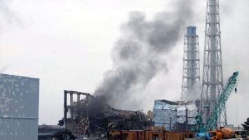 Humo saliendo de la central de Fukushima