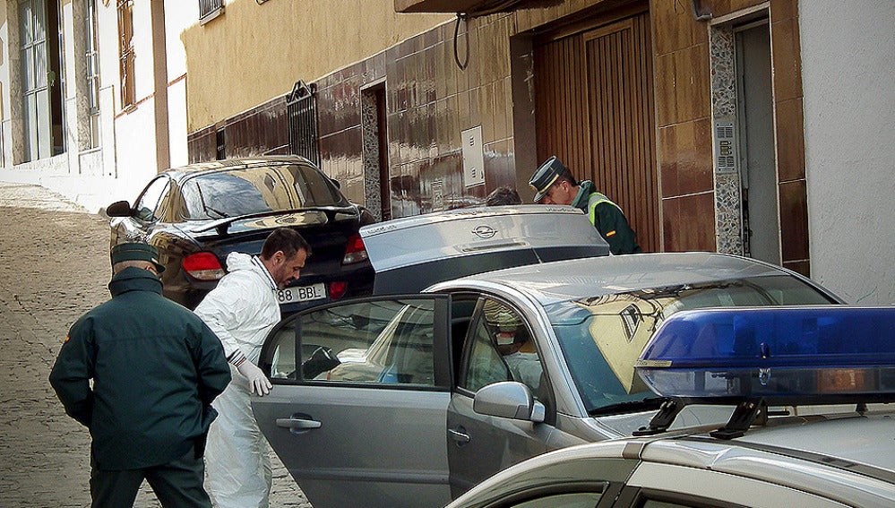 La Guardia Civil en la vivienda, escenario del crimen