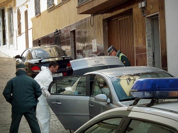 La Guardia Civil en la vivienda, escenario del crimen