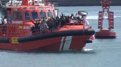 Remolcada a Lanzarote una patera con 47 inmigrantes saharauis 