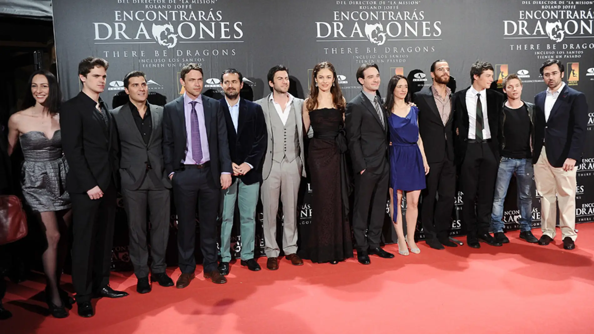 Los actores de Encontrarás Dragones durante el estreno