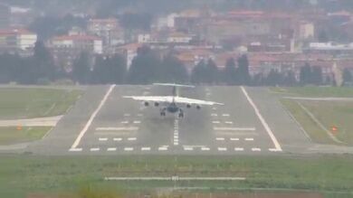 El fuerte viento provoca problemas para aterrizar en el aeropuerto de Bilbao
