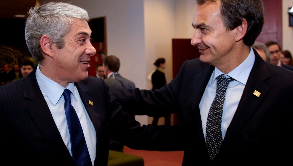 Zapatero conversa con Sócrates