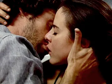 Santiago y Teresa se besan Santiago y Teresa se besan