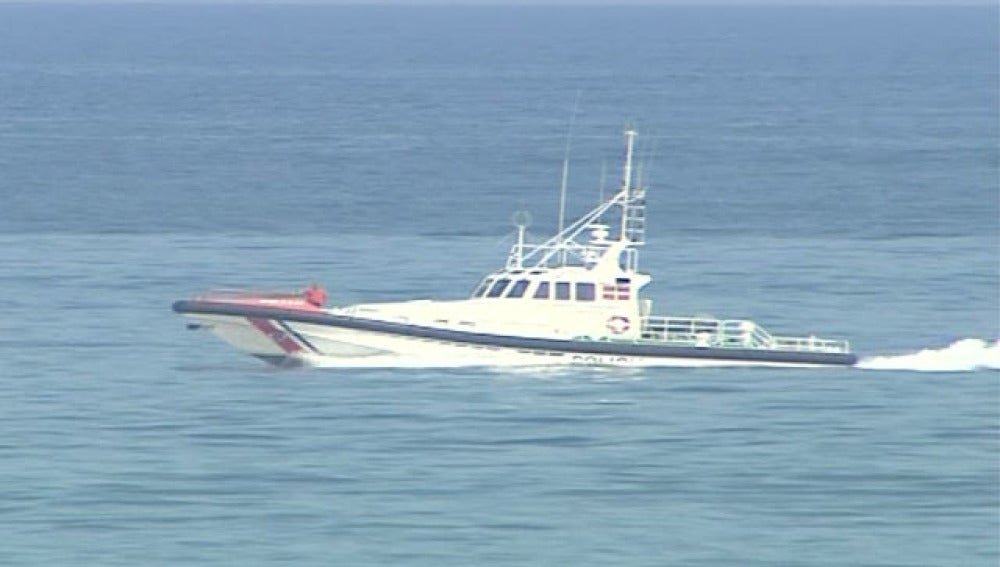 Tres desaparecidos y dos rescatados tras volcar su barca en Vizcaya 