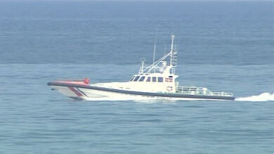 Tres desaparecidos y dos rescatados en el vuelco de una barca en Vizcaya