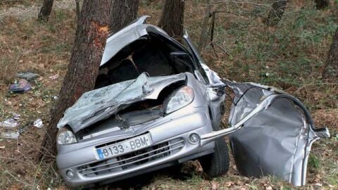 Coche destrozado en Vizcaya