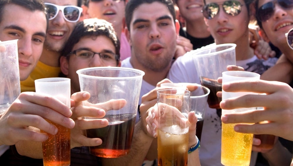 Jóvenes de botellón