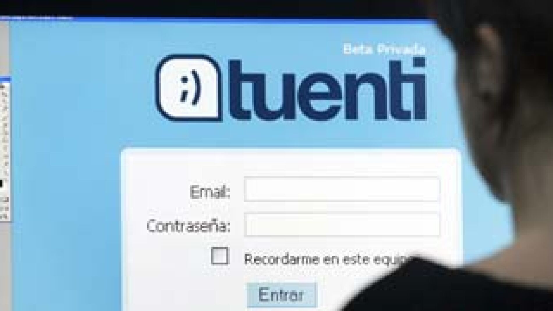 expulsado un ni&ntilde;o por consultar el tuenti de otro