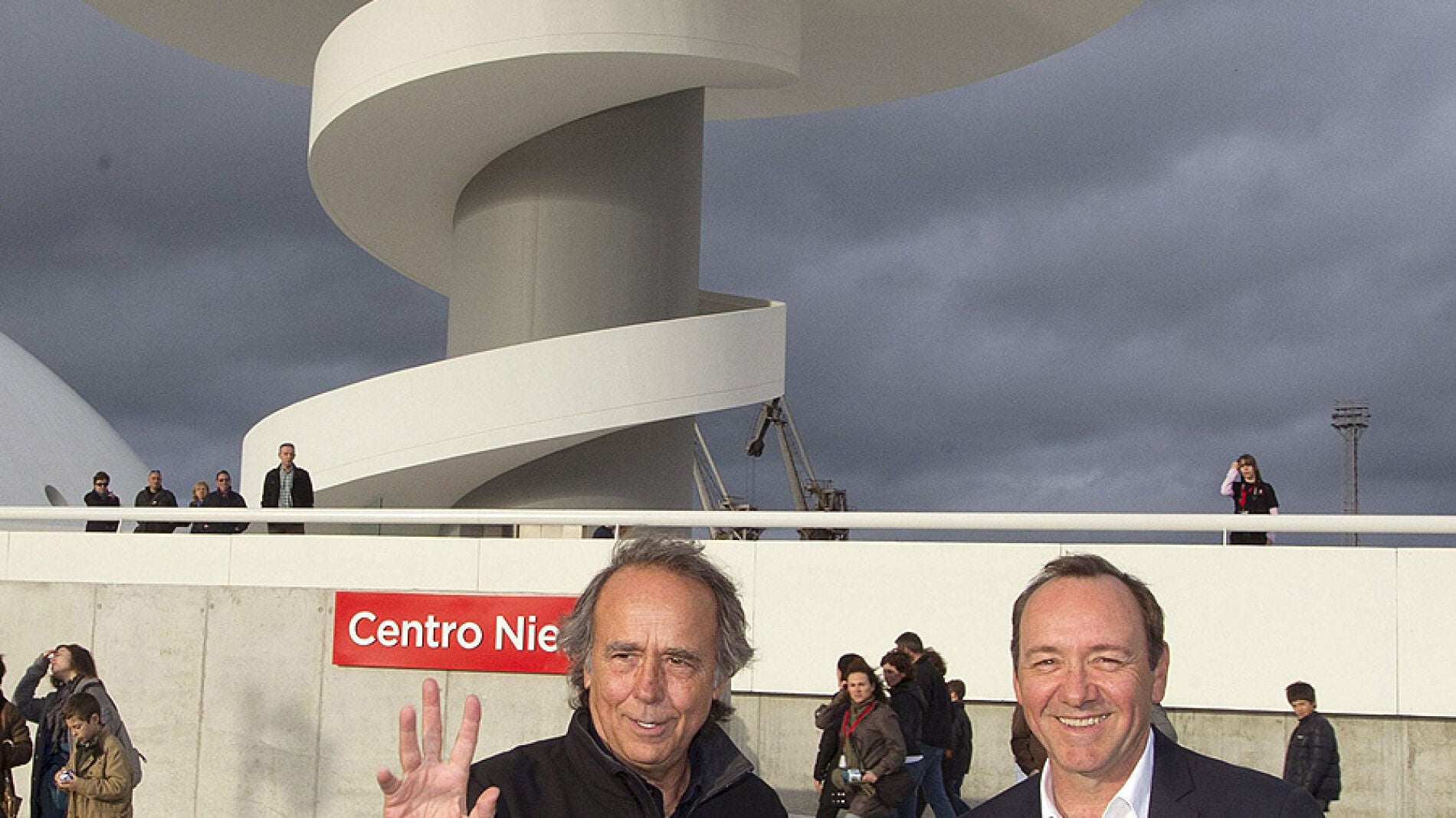 Serrat y Spacey en Niemeyer