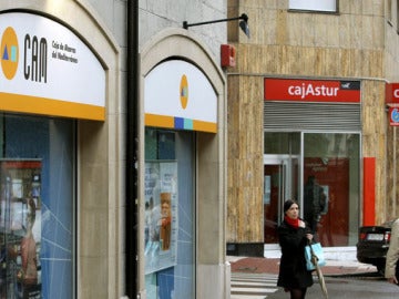 Sucursales de CAM y Cajastur en la calle Asturias de Oviedo