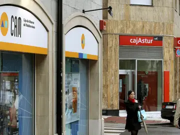 Sucursales de CAM y Cajastur en la calle Asturias de Oviedo Sucursales de CAM y Cajastur en la calle Asturias de Oviedo