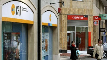 Sucursales de CAM y Cajastur en la calle Asturias de Oviedo