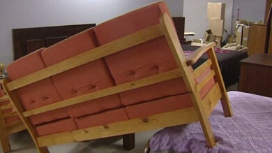 Se llevan tres dormitorios completos de una tienda de muebles en Pontevedra
