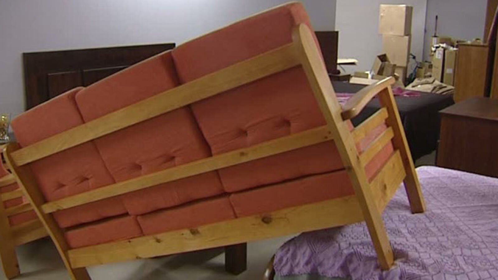 Se llevan tres dormitorios completos de una tienda de muebles en Pontevedra