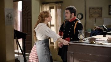 Sara y Miguel charlan en la imprenta