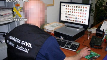 La Guardia Civil detiene la transferencia de archivos pedófilos