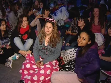 Fans esperando el concierto de Justin Bieber Fans esperando el concierto de Justin Bieber