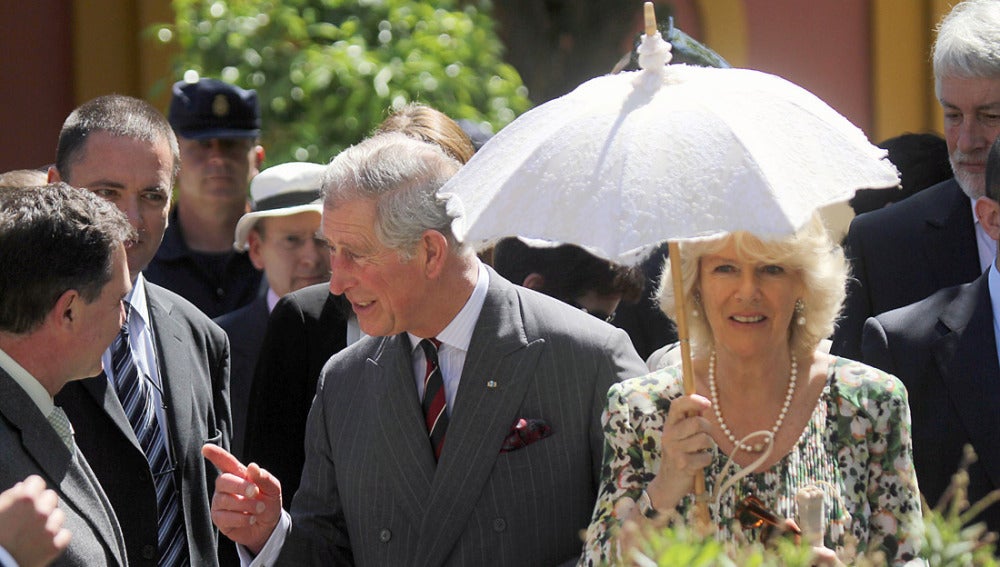 Carlos de Inglaterra y Camila Parker, a su paso por Sevilla.