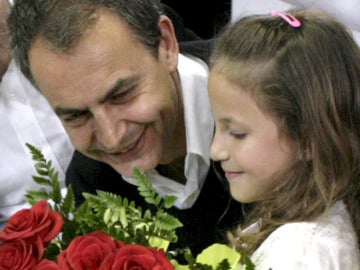 José Luis Rodríguez Zapatero recibe un ramo de flores de una niña