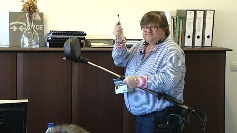 Un detective privado examina un despacho