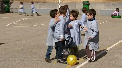 Jugar al balón en el recreo Jugar al balón en el recreo