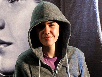 Justin Bieber no se quita la capucha para la prensa