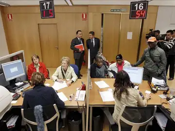 Los ciudadanos consultan su declaración de la renta en las oficinas de Hacienda Los ciudadanos consultan su declaración de la renta en las oficinas de Hacienda