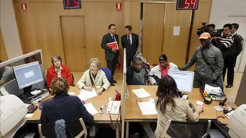 Los ciudadanos consultan su declaración de la renta en las oficinas de Hacienda Los ciudadanos consultan su declaración de la renta en las oficinas de Hacienda