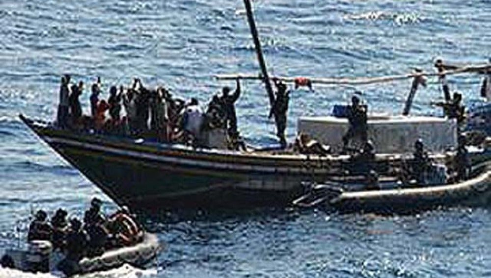 Una embarcación de piratas somalíes navega por las aguas del Golfo de Adén